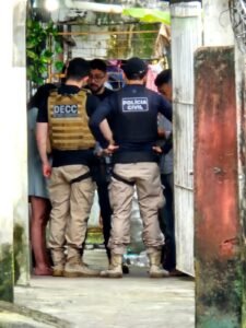 1-19-225x300 OPERAÇÃO LOVE HURTS: Polícia Civil desarticula organização criminosa investigada por extorsão sexual; veja vídeo de flagrante