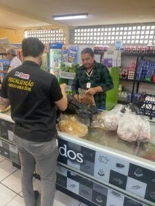 1-24-225x300 Fiscalização do Procon-JP apreende mais de 300 espetinhos de carne em padaria