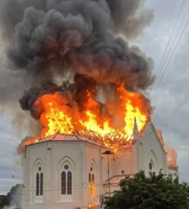 2-271x300 Incêndio destrói igreja centenária na serra gaúcha