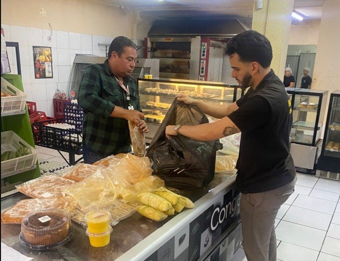 Fiscalização do Procon-JP apreende mais de 300 espetinhos de carne em padaria Fiscalização do Procon-JP apreende mais de 300 espetinhos de carne em padaria