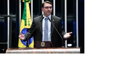 Flávio fala em “zero dinheiro público”, mas produtora de filme tem elo com emendas e verba da Prefeitura de SP