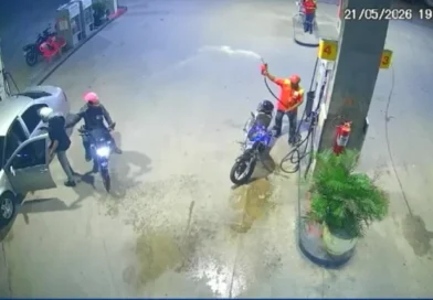 Frentista joga gasolina em dupla de assaltantes; veja o vídeo Frentista joga gasolina em dupla de assaltantes; veja o vídeo