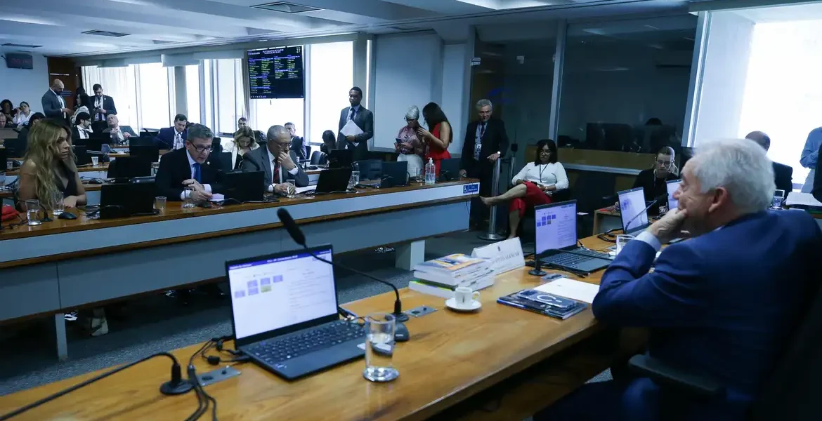 Senadores discutem ritmo de tramitação da PEC do fim da escala 6×1 Senadores discutem ritmo de tramitação da PEC do fim da escala 6×1