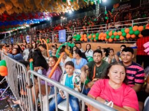 4-300x225 Leo Bezerra abre o Paraíba Junino, destaca organização do evento e presença do público que lotou arquibancadas