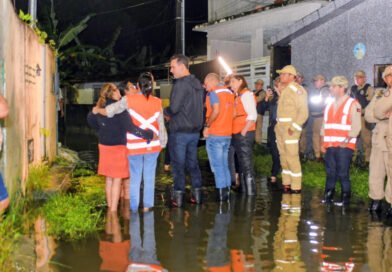 Governador Lucas Ribeiro visita comunidades de João Pessoa afetadas pelas chuvas e determina providências