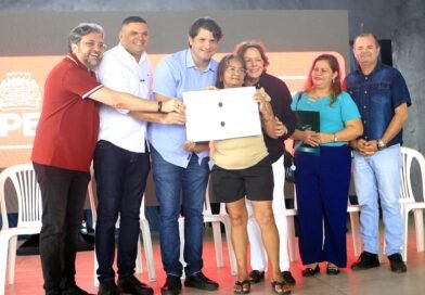 Leo Bezerra entrega 70 escrituras e garante direito à casa própria para famílias de João Pessoa Leo Bezerra entrega 70 escrituras e garante direito à casa própria para famílias de João Pessoa