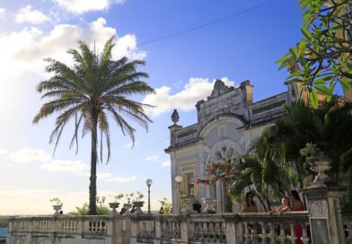 Turistas e moradores de João Pessoa apreciam pôr do sol e visitam exposição no Hotel Globo