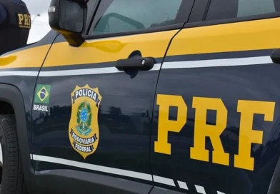 Jovem é preso após tentar roubar moto da PRF para “farmar aura” Jovem é preso após tentar roubar moto da PRF para “farmar aura”
