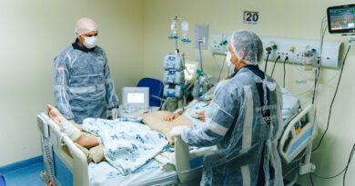 Após 140 dias de luta pela vida, paciente deixa Hospital Metropolitano sob aplausos e volta para casa com assistência domiciliar pelo SUS