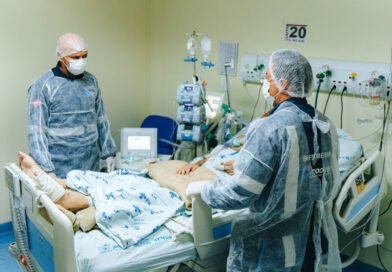 Após 140 dias de luta pela vida, paciente deixa Hospital Metropolitano sob aplausos e volta para casa com assistência domiciliar pelo SUS