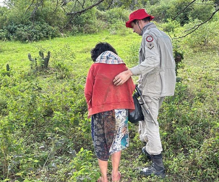 Idosa desaparecida é localizada por cadela de busca do Corpo de Bombeiros em Aroeiras Idosa desaparecida é localizada por cadela de busca do Corpo de Bombeiros em Aroeiras