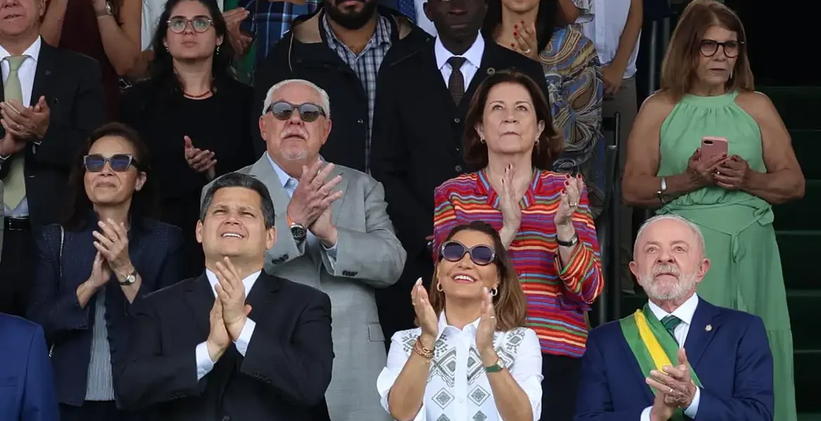 Lula abre destila ao som de “olê, olê, olê, olá…” e reúne Motta e Alcolumbre com gritos do público pelo fim da escala 6×1; veja vídeo Lula abre destila ao som de “olê, olê, olê, olá…” e reúne Motta e Alcolumbre com gritos do público pelo fim da escala 6×1; veja vídeo