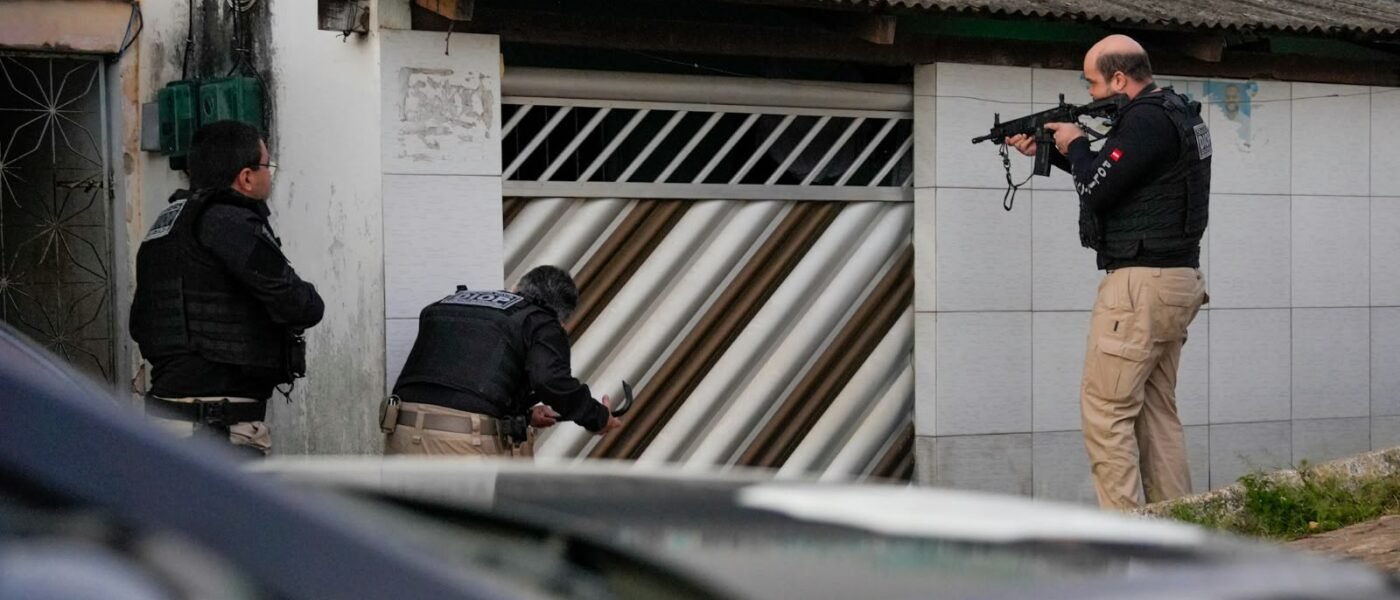 EM BAYEUX: Polícia Civil deflagra Operação Feudo e mira facção responsável por expulsar mais de 250 famílias; secretária é um dos alvos EM BAYEUX: Polícia Civil deflagra Operação Feudo e mira facção responsável por expulsar mais de 250 famílias; secretária é um dos alvos