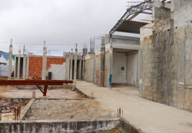 Leo Bezerra acompanha retomada das obras e prevê entrega do Mercado do Rangel em seis meses Leo Bezerra acompanha retomada das obras e prevê entrega do Mercado do Rangel em seis meses