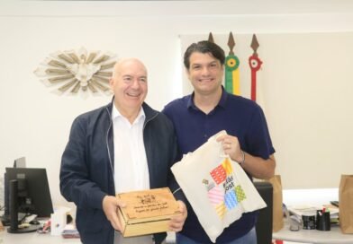 Leo Bezerra recebe visita de prefeito português e projeta parcerias nas áreas de arte e artesanato Leo Bezerra recebe visita de prefeito português e projeta parcerias nas áreas de arte e artesanato