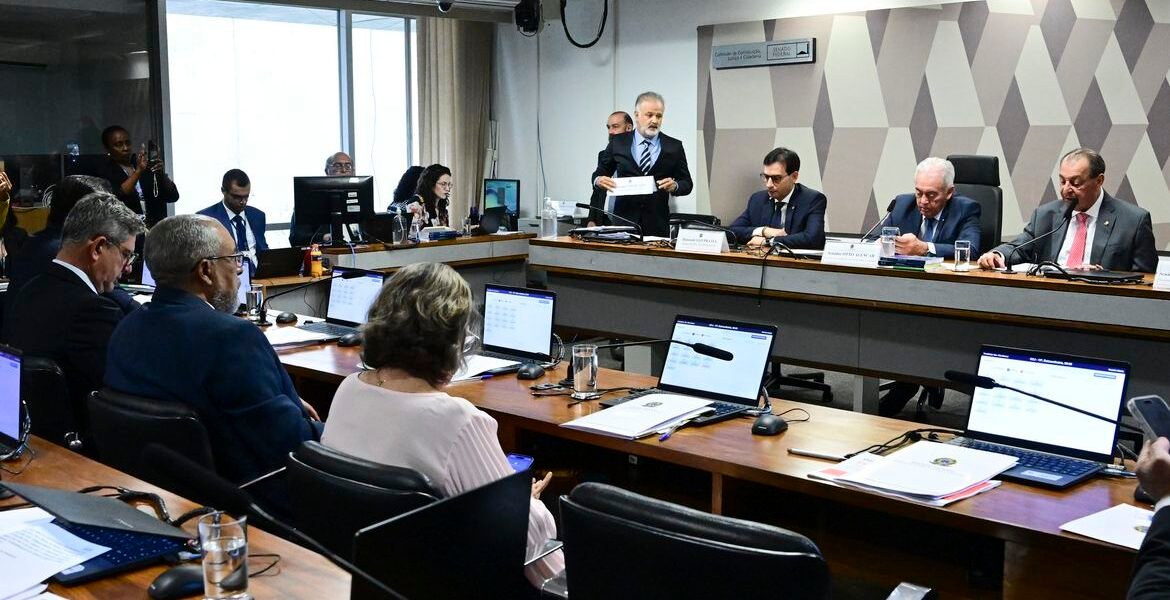 CCJ do Senado aprova PEC que acaba com jornada 6×1 CCJ do Senado aprova PEC que acaba com jornada 6×1