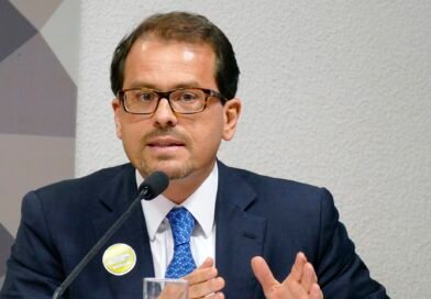 Ministro do TSE atende a campanha do PT e impede suspensão de canal Exército do Lula às vésperas da eleição