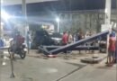 Carro atinge bomba de combustíveis em posto de Mamanguape e fere dois motociclistas