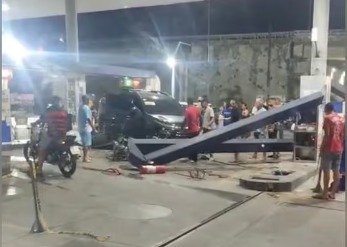 Carro atinge bomba de combustíveis em posto de Mamanguape e fere dois motociclistas Carro atinge bomba de combustíveis em posto de Mamanguape e fere dois motociclistas