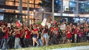 3-1-300x169 Estudantes universitários fazem grande manifestação pró-Lula nos Bancários; veja fotos e vídeos