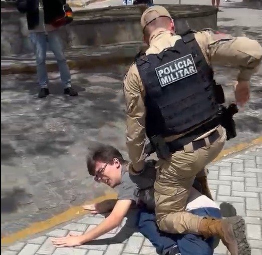 Estudantes de extrema-direita fazem balbúrdia na UFPB e UFCG; PM detém aluno que tentou barrar ação de outro contra cartazes de Lula
