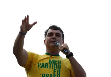 Aliado de Trump diz que Flávio Bolsonaro chegou aos EUA Aliado de Trump diz que Flávio Bolsonaro chegou aos EUA