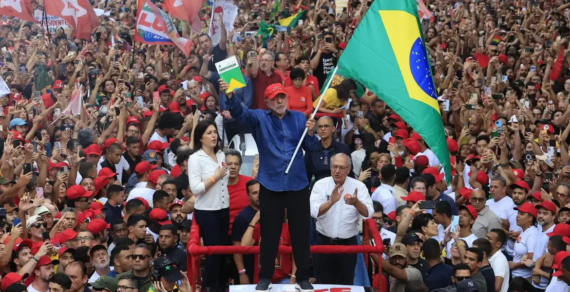 É tetra! Lula vira, bate Flávio Bolsonaro e se reelege para inédito 4º mandato É tetra! Lula vira, bate Flávio Bolsonaro e se reelege para inédito 4º mandato