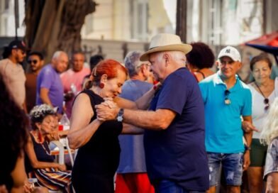 Sabadinho Bom terá apresentação eclética com saxofonista Draylton Siqueira
